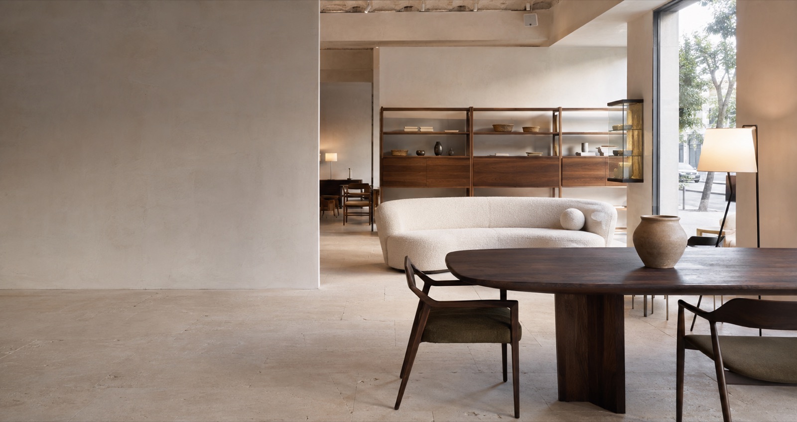 Sala verde con sillón tufted y planta banano — referencia de catálogo