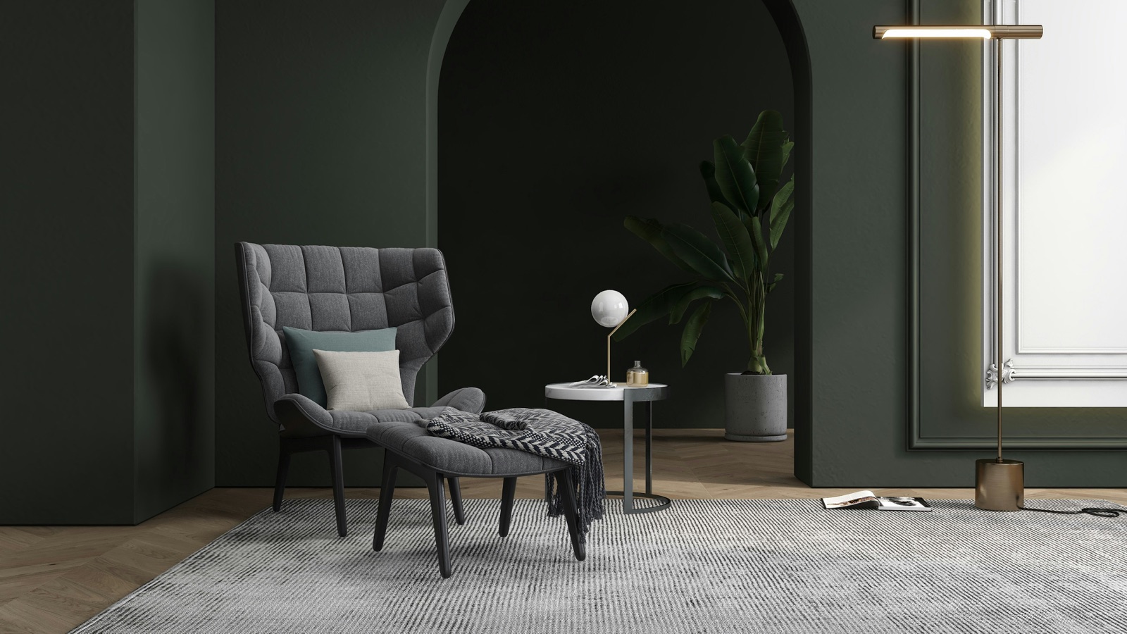 Referencia visual — sala verde oscura con sillón tufted, otomana, planta banano y lámpara de latón